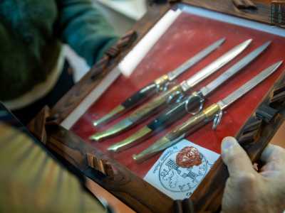 Ci sono anche coltelli tipicamente pugliesi come il �rusticano� di Gioia del Colle e il �martinese� di Martina Franca. Quest�ultimo, comodo e richiudibile, veniva utilizzato dai pastori durante la transumanza per tagliare di tutto: dal cibo o arbusti